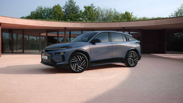 Nuova Lancia Gamma, le prime immagini: motori ibridi ed elettrici fino a 375 CV