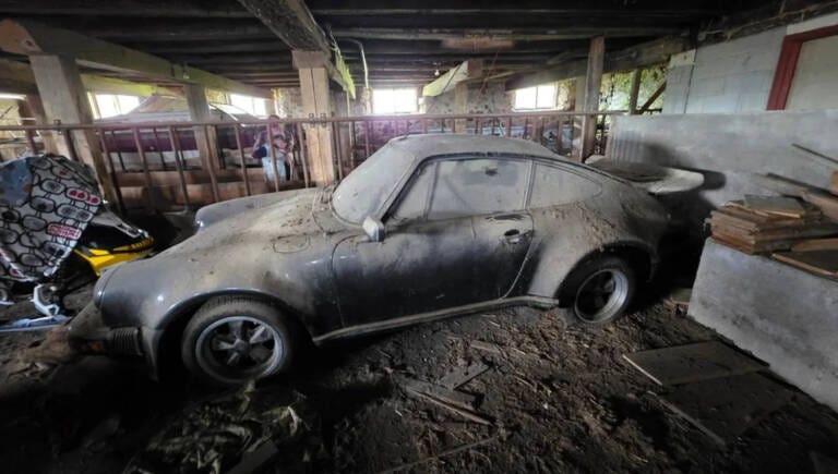 Il mistero sulla Porsche dimenticata in un fienile per 30 anni: di quale modello si tratta?