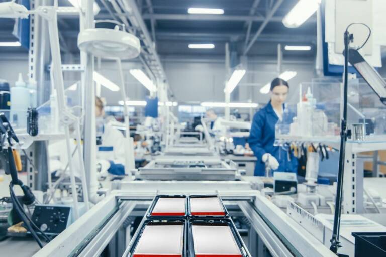 Porsche frena sulle batterie: chiude Cellforce e taglia altri posti di lavoro
