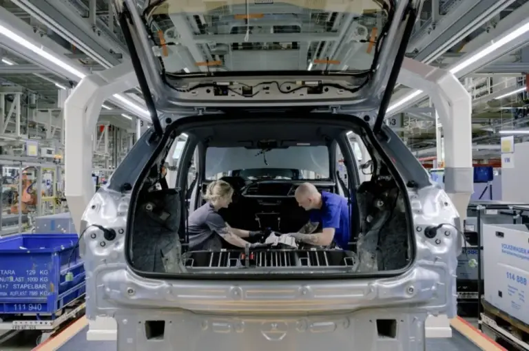 Germania, stallo elettrico: il motore dell’industria auto europea tra martello e incudine