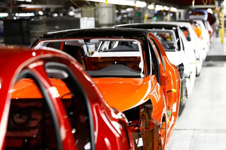 Svendita europea: Stellantis, Ford e Volkswagen regalano le fabbriche alla Cina