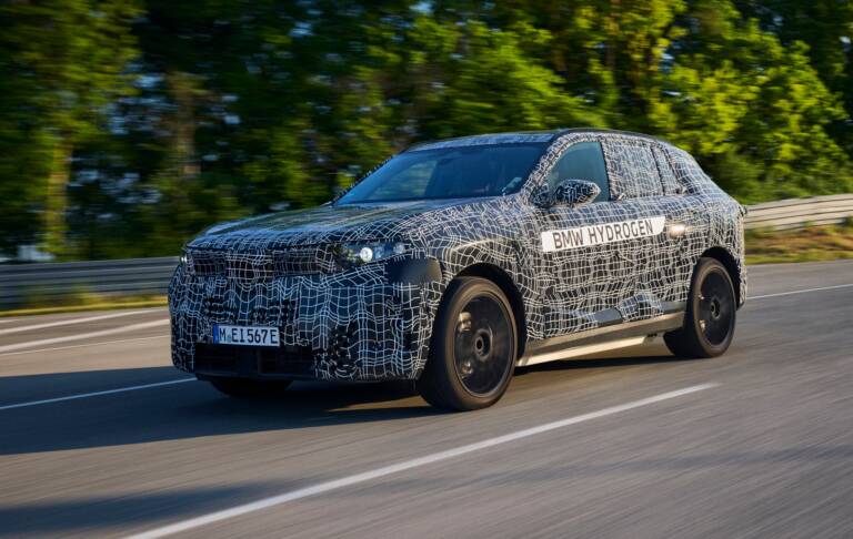 BMW rilancia l’idrogeno: 750 km con un pieno in appena cinque minuti