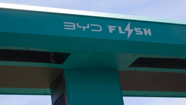 BYD porta in Italia la ricarica da 5 minuti: a Bologna debutta la prima FLASH Charging