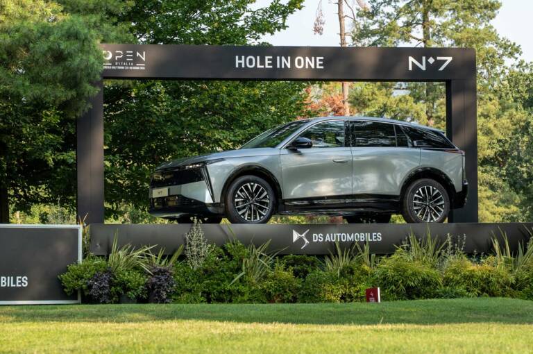 DS N°7, debutto sul campo da golf: aperti gli ordini per il SUV premium