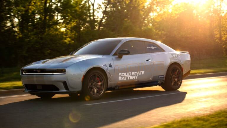 Stellantis porta le batterie allo stato solido su strada: la Dodge Charger Daytona diventa il laboratorio del futuro