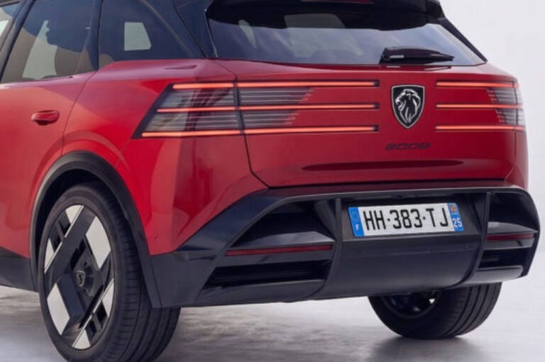 Peugeot 2008, la prossima generazione si restringe: niente più benzina