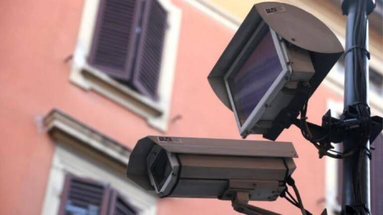 Telecamere pubbliche e multe, arriva lo stop del Garante: i Comuni non possono usarle come autovelox