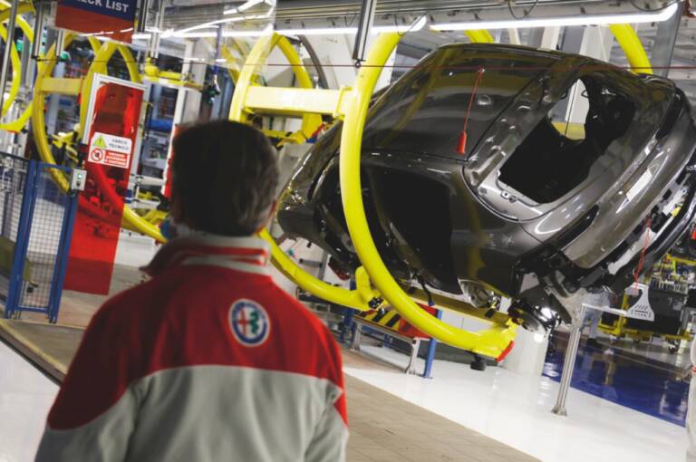 Alfa Romeo, la frenata del mercato: i numeri che imbarazzano il Biscione