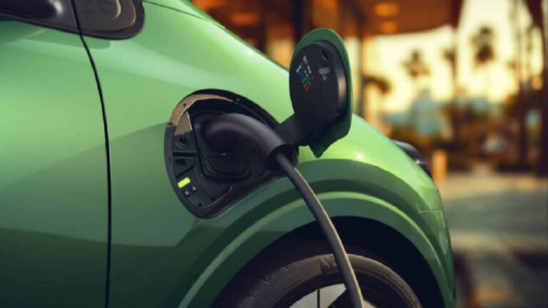 Germania, svolta elettrica: una nuova auto su quattro è già a batteria