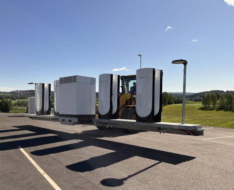 Tesla porta in Europa il Supercharger pieghevole: la ricarica rapida cambia forma e diventa modulare