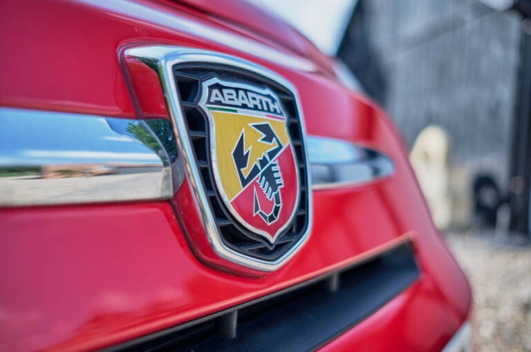 Abarth vuole tornare a fare rumore: il futuro non è più esclusivamente elettrico