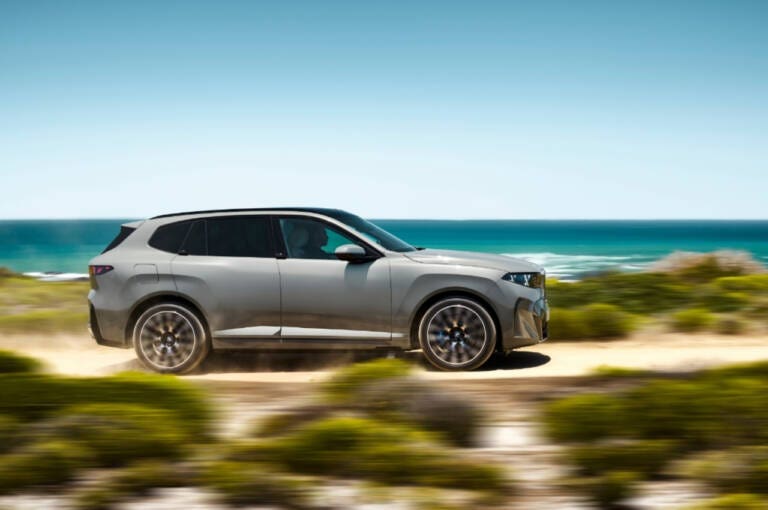 È arrivata la nuova BMW X5: trent’anni dopo, il SUV che vuole essere tutto per tutti