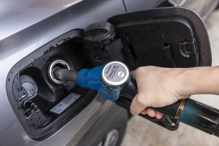 Benzina 100% rinnovabile, Toyota e BMW studiano la svolta che potrebbe salvare milioni di auto già in circolazione