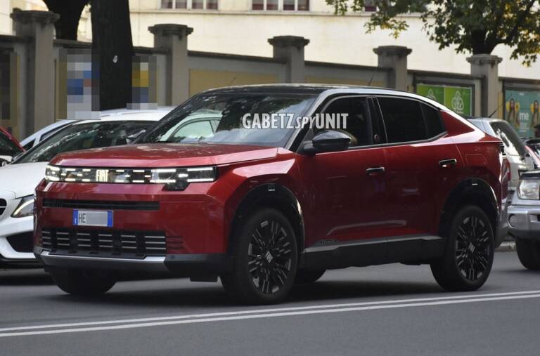 Fiat Grizzly Fastback Hybrid, il SUV coupé si mostra in rosso senza camuffature
