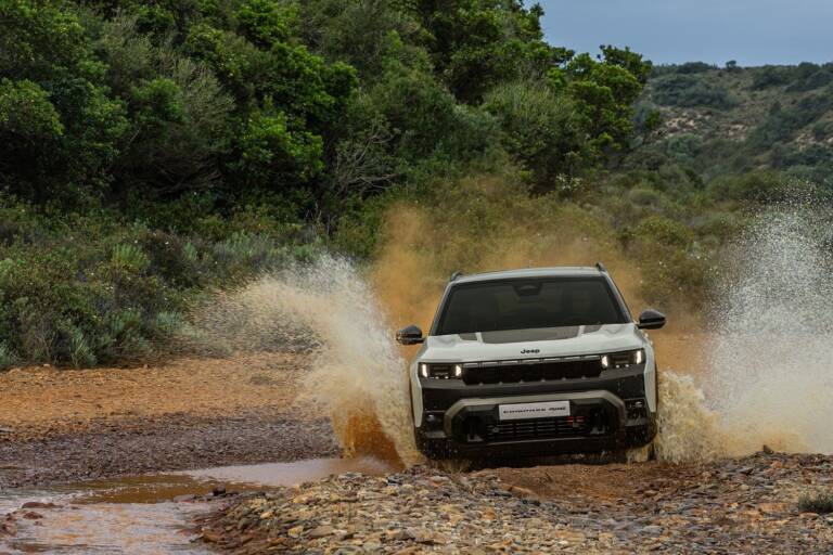 Jeep Compass 4xe: in un video affronta rocce e torrenti nel cuore della Sardegna