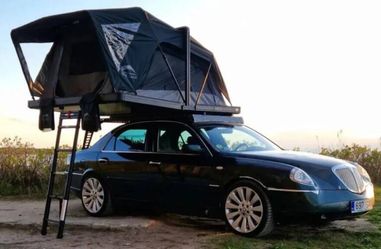 Lancia Thesis salvata dallo sfasciacarrozze: oggi è un camper unico pronto all’avventura