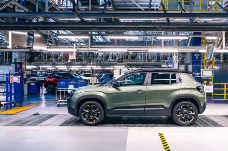 Jeep Avenger, i primi esemplari del SUV aggiornato lasciano la fabbrica