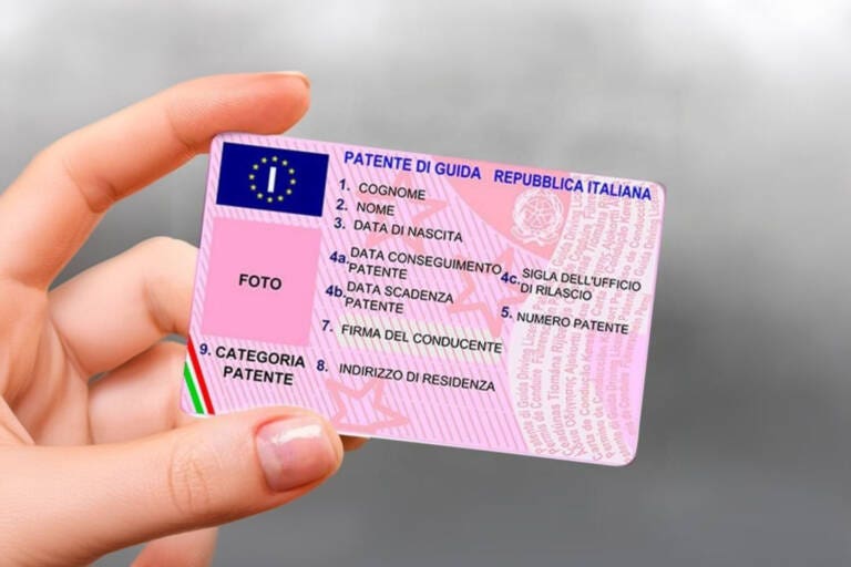 Patente a 17 anni, l’Italia apre alla svolta: si potrà guidare anche un autocarro