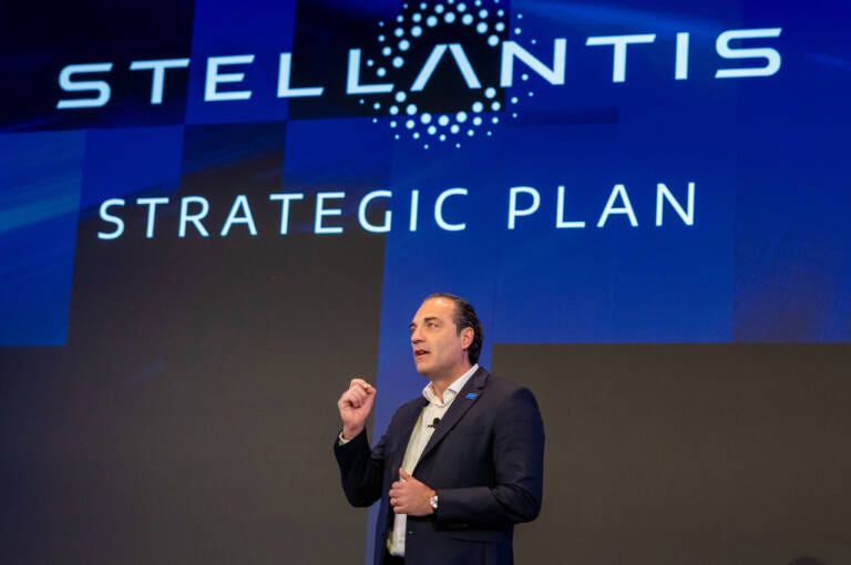 Stellantis consegna più auto ma perde in Borsa: Antonio Filosa ancora all’angolo