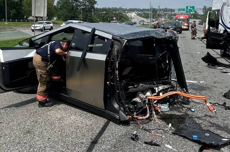 Tesla Cybertruck spezzato in due dopo un maxi incidente: coinvolti dieci veicoli e 18 persone