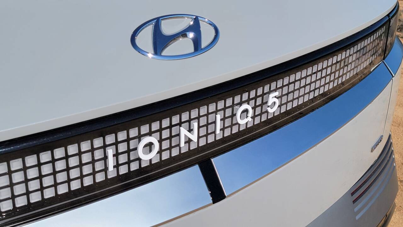 Hyundai badge