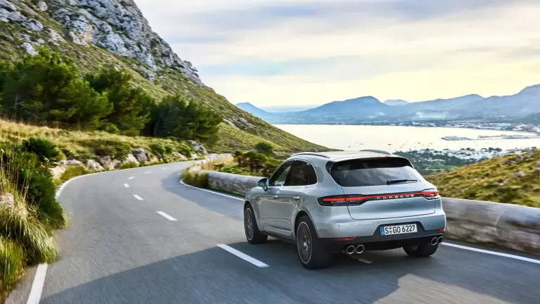 La Macan non è più obbligatoriamente elettrica: i test sotto la “maschera” del Q5