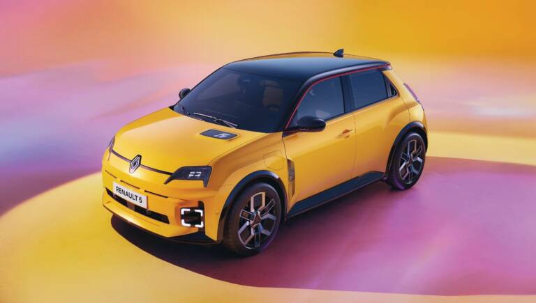 Renault 5 E-Tech electric, ad agosto da 155 euro al mese e fino a 25.000 km di ricarica a casa