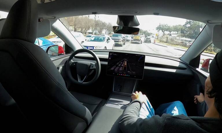 Problemi con il Tesla Robotaxi: persino un ambasciatore del brand chiama un Uber