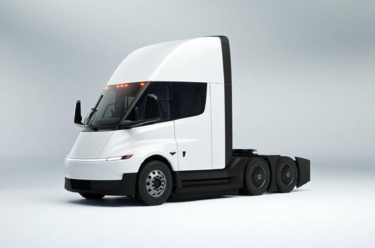 Tesla Semi pronto allo sbarco in Europa: debutto a Hannover e autonomia fino a 800 km