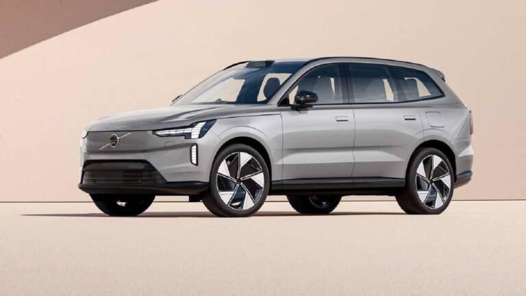 Volvo fa parlare le sue auto tra loro: ora avvisano anche di animali, ciclisti e lavori sulla strada