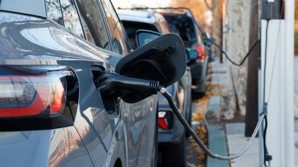 veicolo elettrico in ricarica