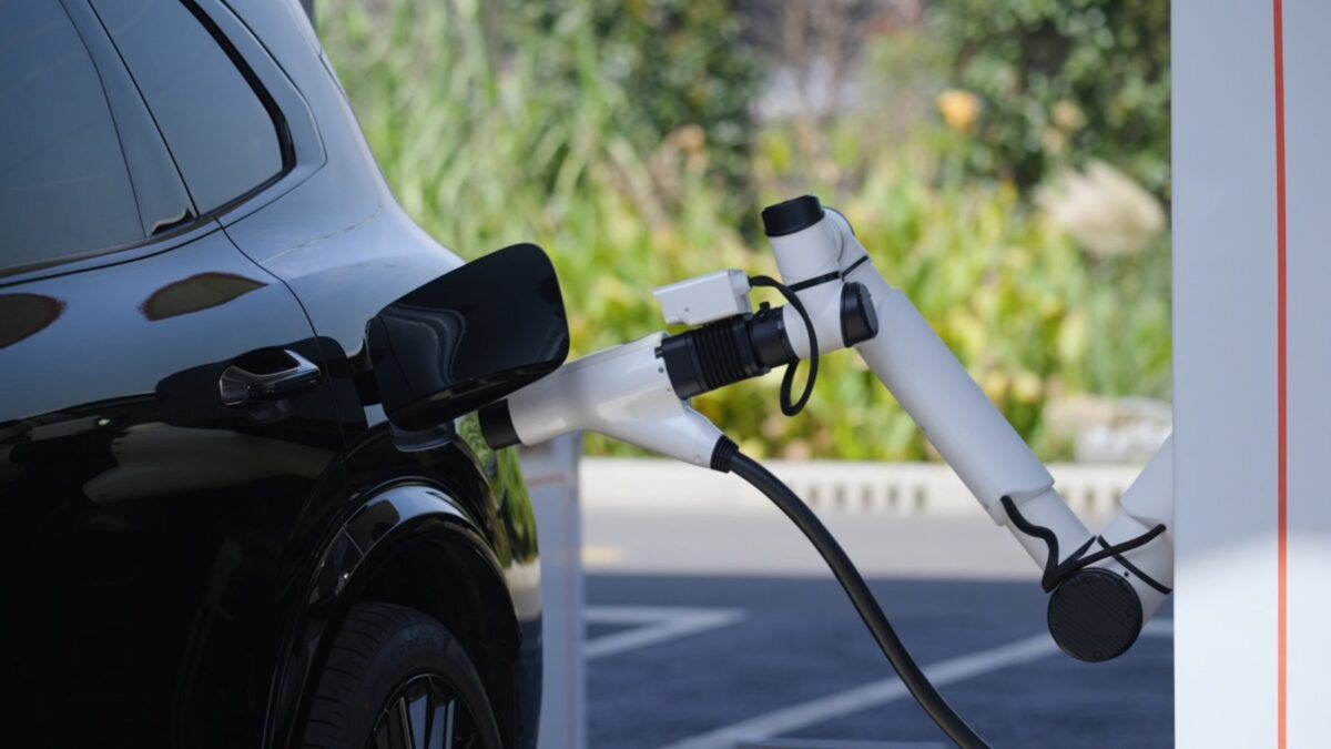 veicolo elettrico in ricarica